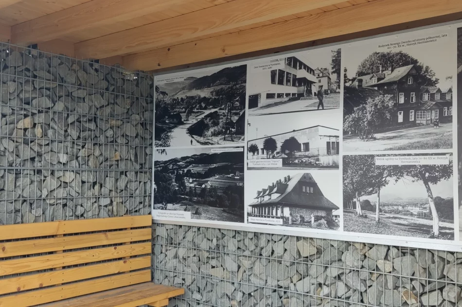 Archiwalne zdjęcia na przystanku - zdjęcie 3