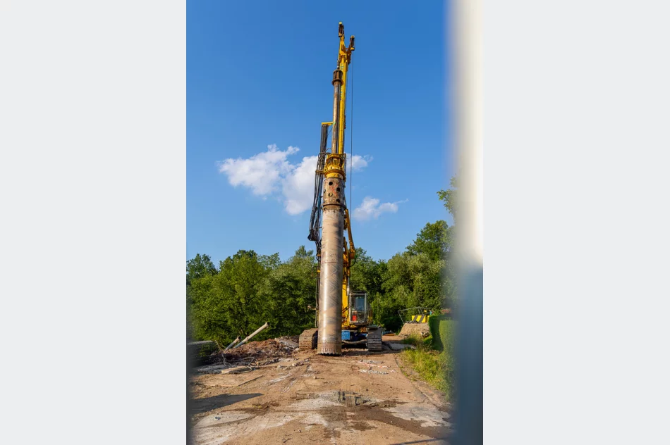 Osuwisko zniszczyło drogę, trwa jej odbudowa - zdjęcie 2