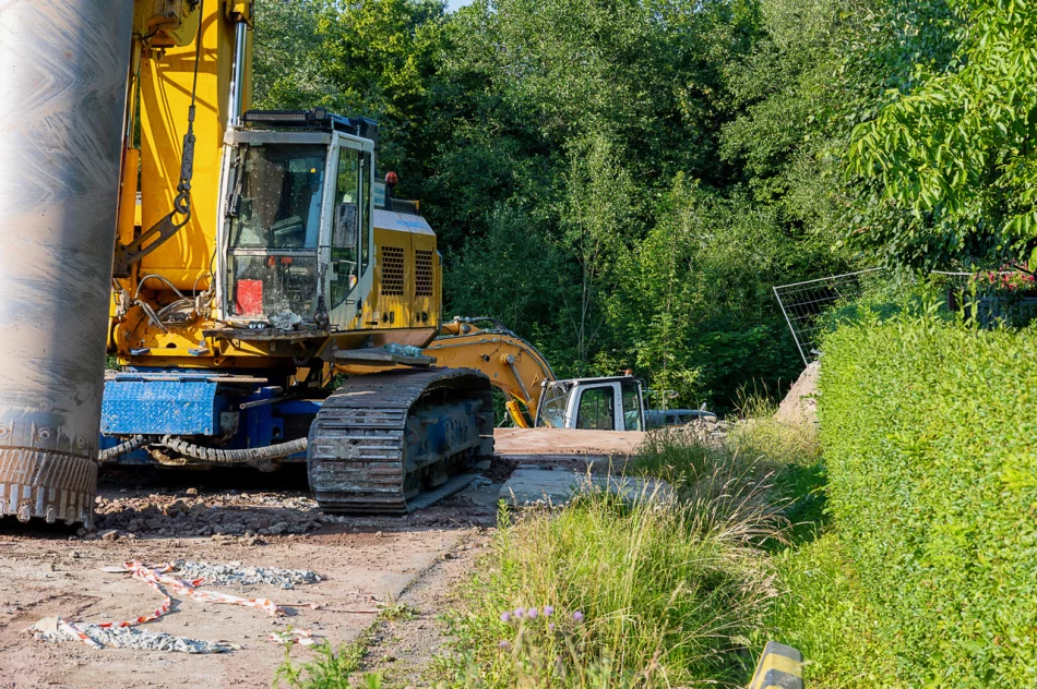 Osuwisko zniszczyło drogę, trwa jej odbudowa - zdjęcie 4