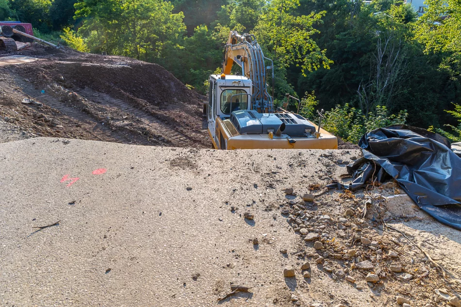 Osuwisko zniszczyło drogę, trwa jej odbudowa - zdjęcie 7