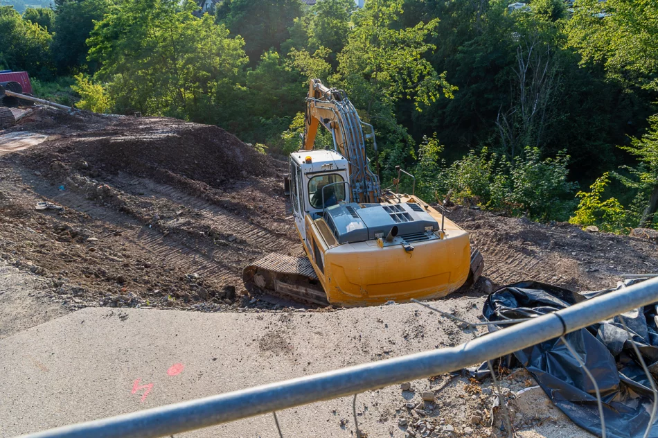 Osuwisko zniszczyło drogę, trwa jej odbudowa - zdjęcie 8