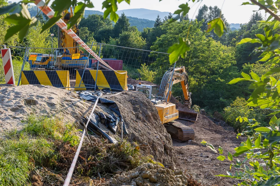 Osuwisko zniszczyło drogę, trwa jej odbudowa - zdjęcie 9