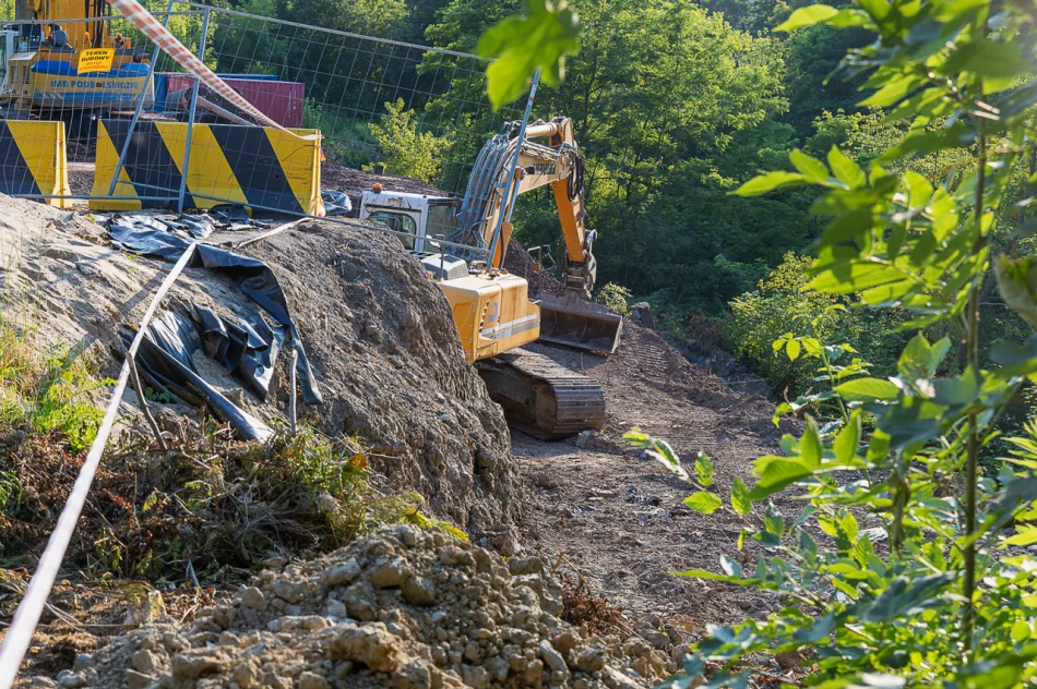 Osuwisko zniszczyło drogę, trwa jej odbudowa - zdjęcie 10