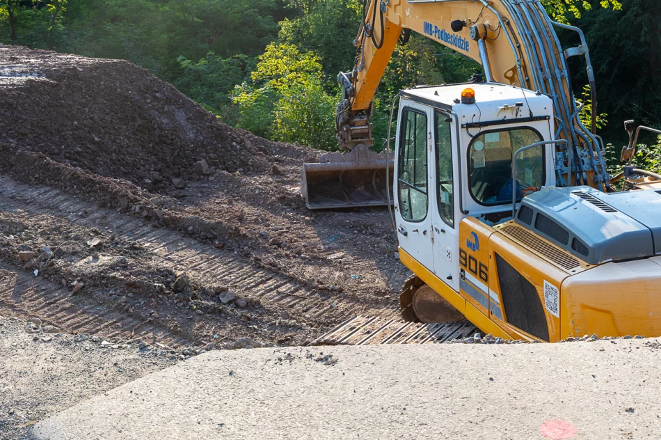 Osuwisko zniszczyło drogę, trwa jej odbudowa - zdjęcie 11