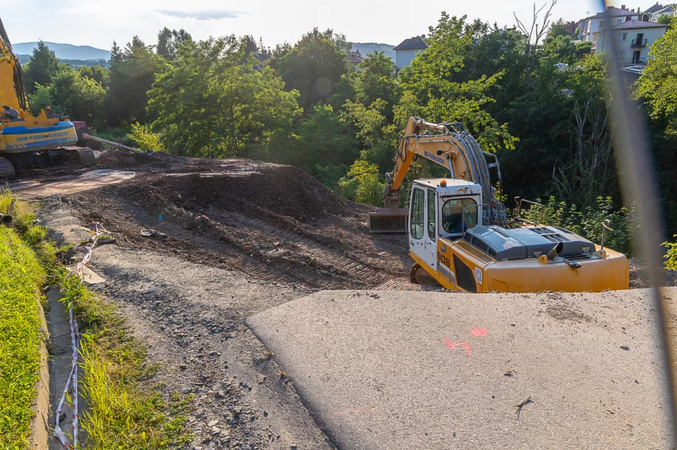 Osuwisko zniszczyło drogę, trwa jej odbudowa - zdjęcie 12