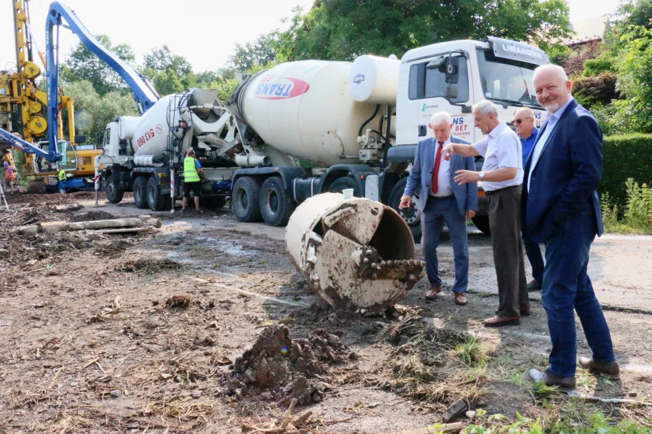 Rozpoczęły się prace nad stabilizacją osuwiska przy ul. Paderewskiego - zdjęcie 7