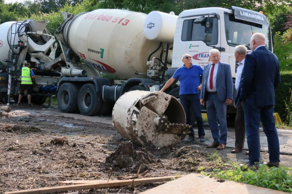 Rozpoczęły się prace nad stabilizacją osuwiska przy ul. Paderewskiego - zdjęcie 8
