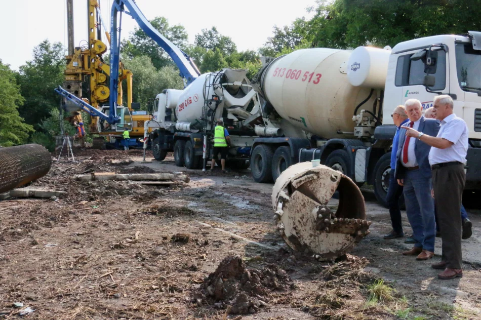 Rozpoczęły się prace nad stabilizacją osuwiska przy ul. Paderewskiego - zdjęcie 9