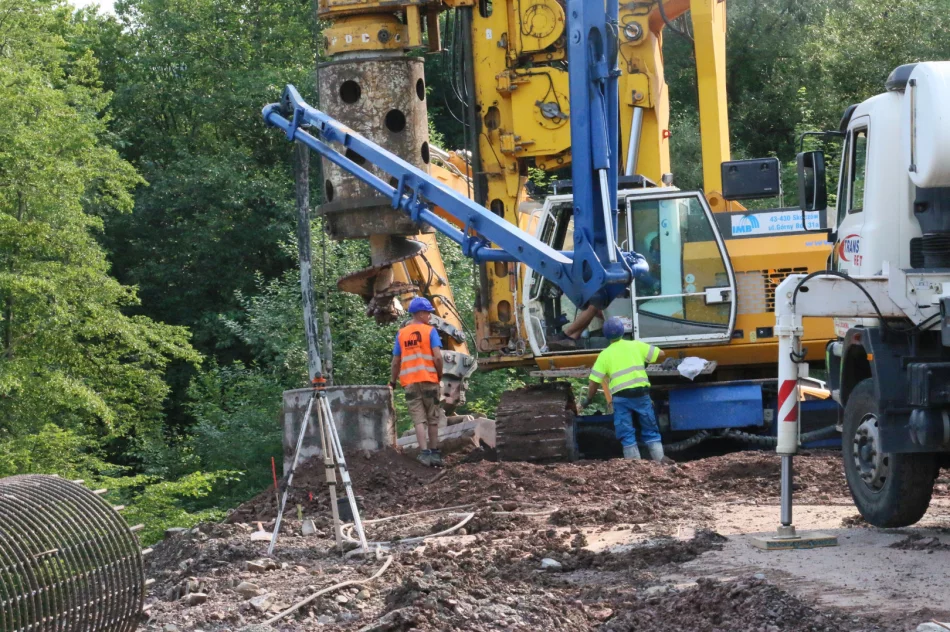 Rozpoczęły się prace nad stabilizacją osuwiska przy ul. Paderewskiego - zdjęcie 10