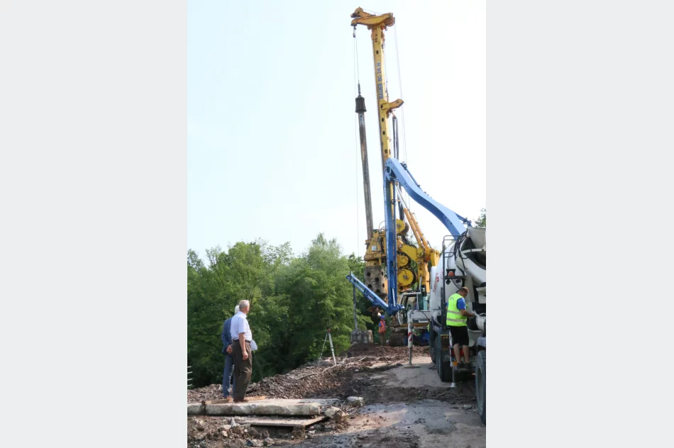 Rozpoczęły się prace nad stabilizacją osuwiska przy ul. Paderewskiego - zdjęcie 13