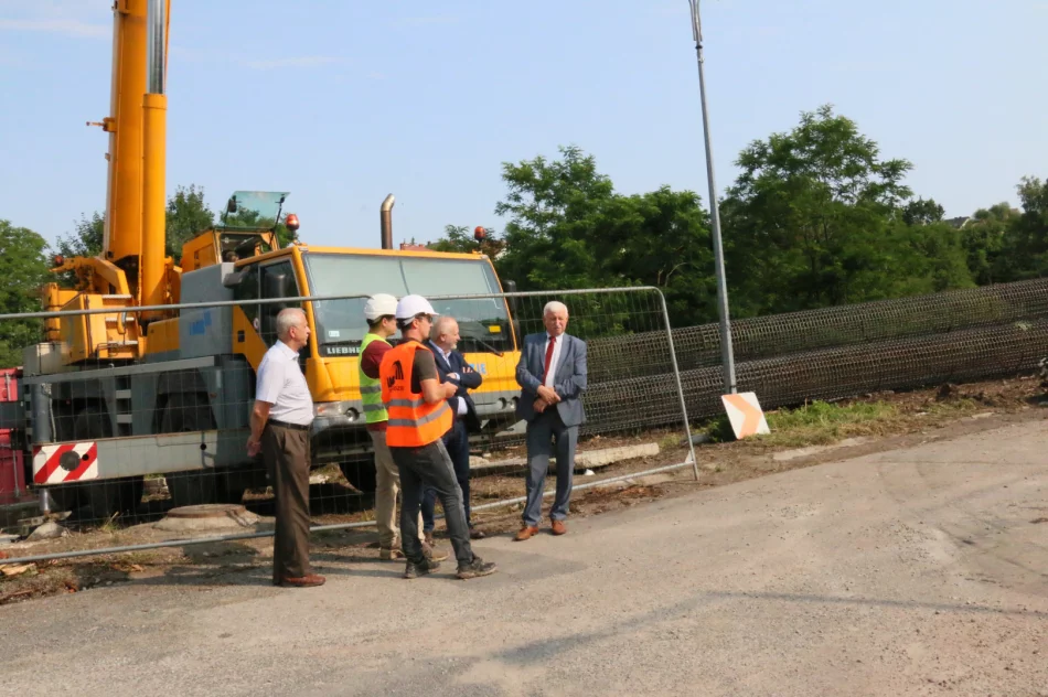 Rozpoczęły się prace nad stabilizacją osuwiska przy ul. Paderewskiego - zdjęcie 16