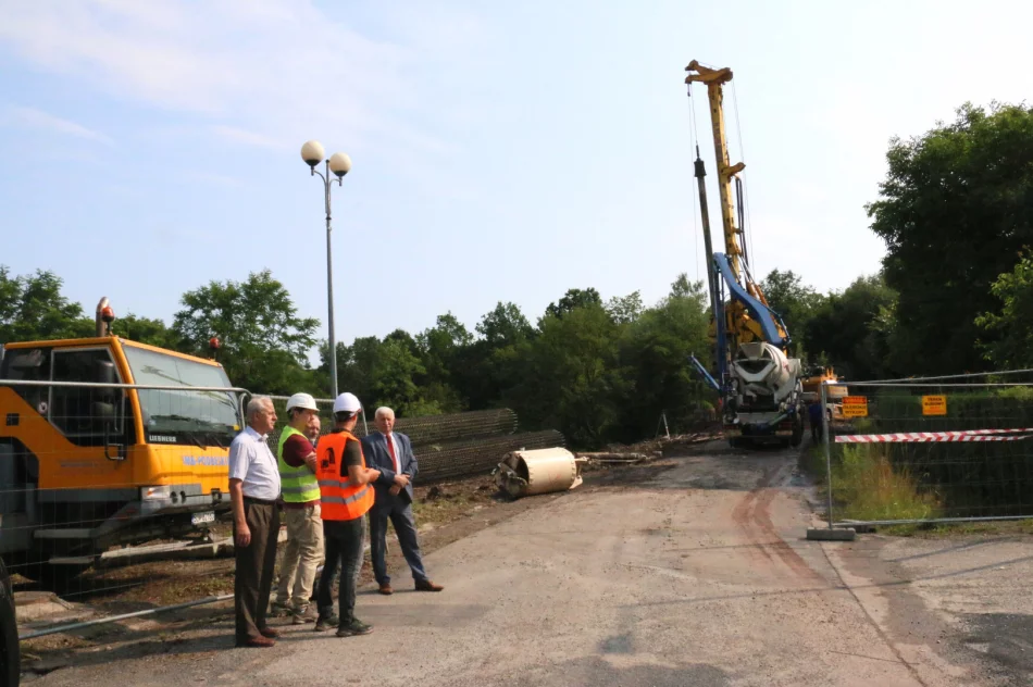 Rozpoczęły się prace nad stabilizacją osuwiska przy ul. Paderewskiego - zdjęcie 17