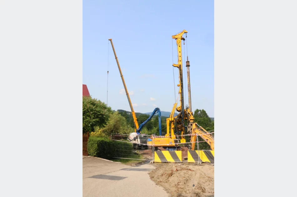 Rozpoczęły się prace nad stabilizacją osuwiska przy ul. Paderewskiego - zdjęcie 20