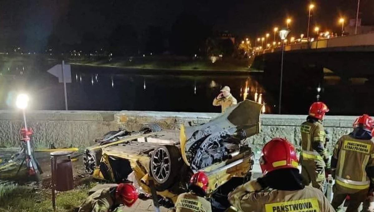 Kraków: czterech młodych mężczyzn zginęło - jest nagranie wypadku przy moście Dębnickim