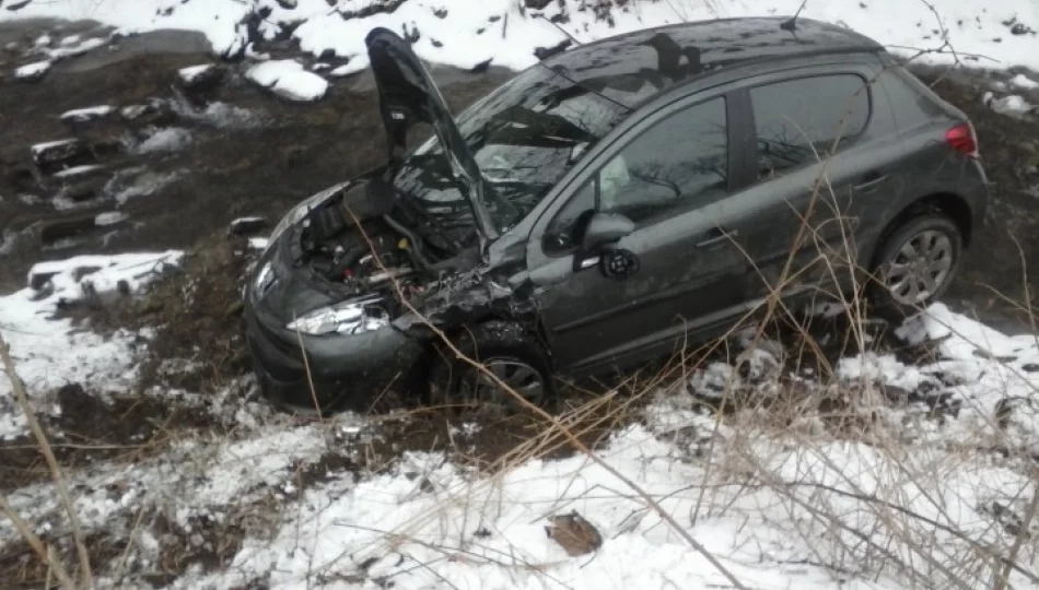 Zderzenie samochodów. Auto w potoku - zdjęcie 1