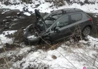 Zderzenie samochodów. Auto w potoku - zdjęcie główne