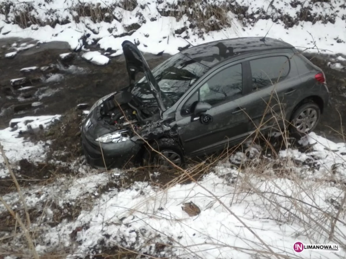 Zderzenie samochodów. Auto w potoku