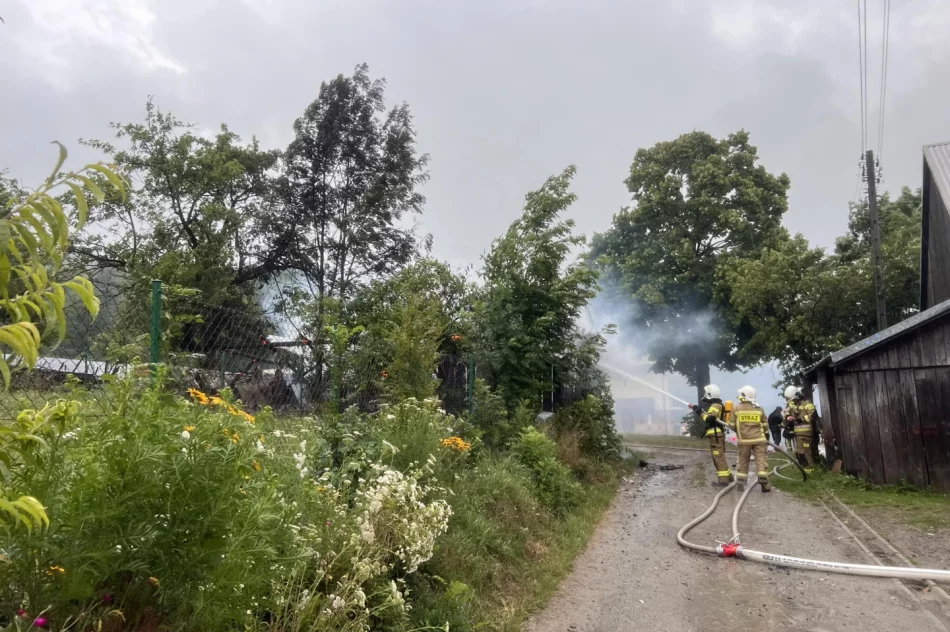 Spłonął budynek, działania straży trwają - zdjęcie 2