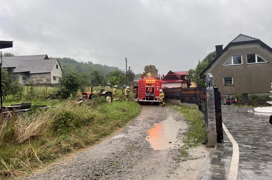 Spłonął budynek, działania straży trwają - zdjęcie 3