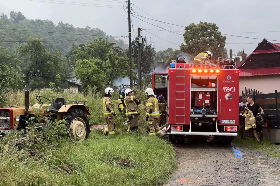 Spłonął budynek, działania straży trwają - zdjęcie 4