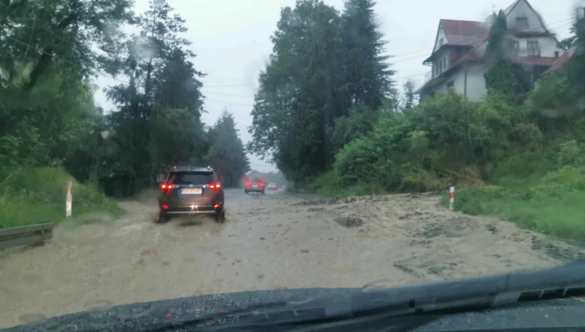 Podtopienia, osunięcia ziemi i podmyty most - skutki gwałtownych burz