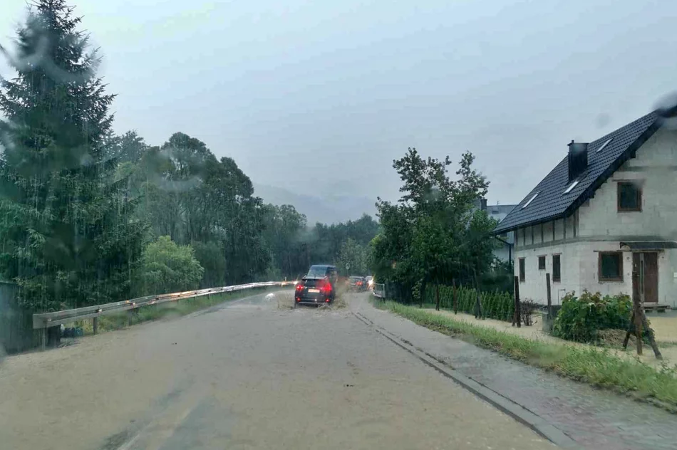 Podtopienia, osunięcia ziemi i podmyty most - skutki gwałtownych burz - zdjęcie 2