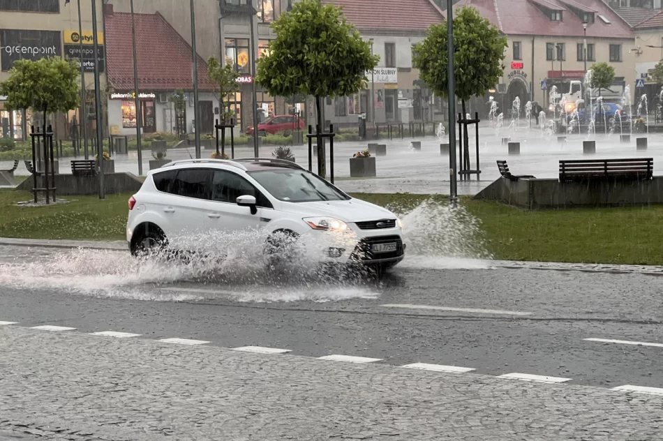 Podtopienia, osunięcia ziemi i podmyty most - skutki gwałtownych burz - zdjęcie 3