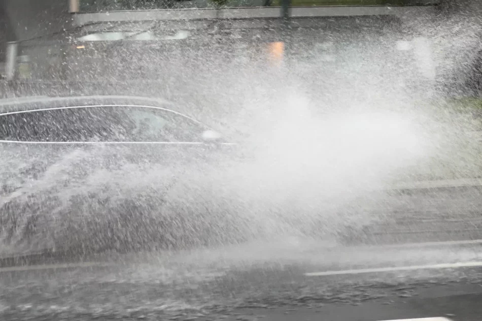 Podtopienia, osunięcia ziemi i podmyty most - skutki gwałtownych burz - zdjęcie 6