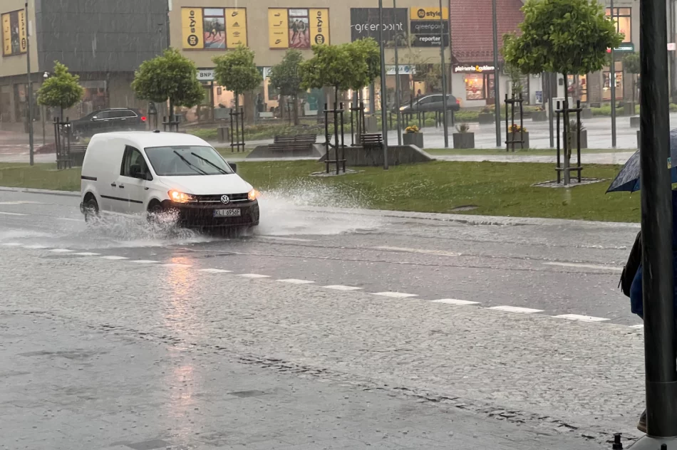 Podtopienia, osunięcia ziemi i podmyty most - skutki gwałtownych burz - zdjęcie 8