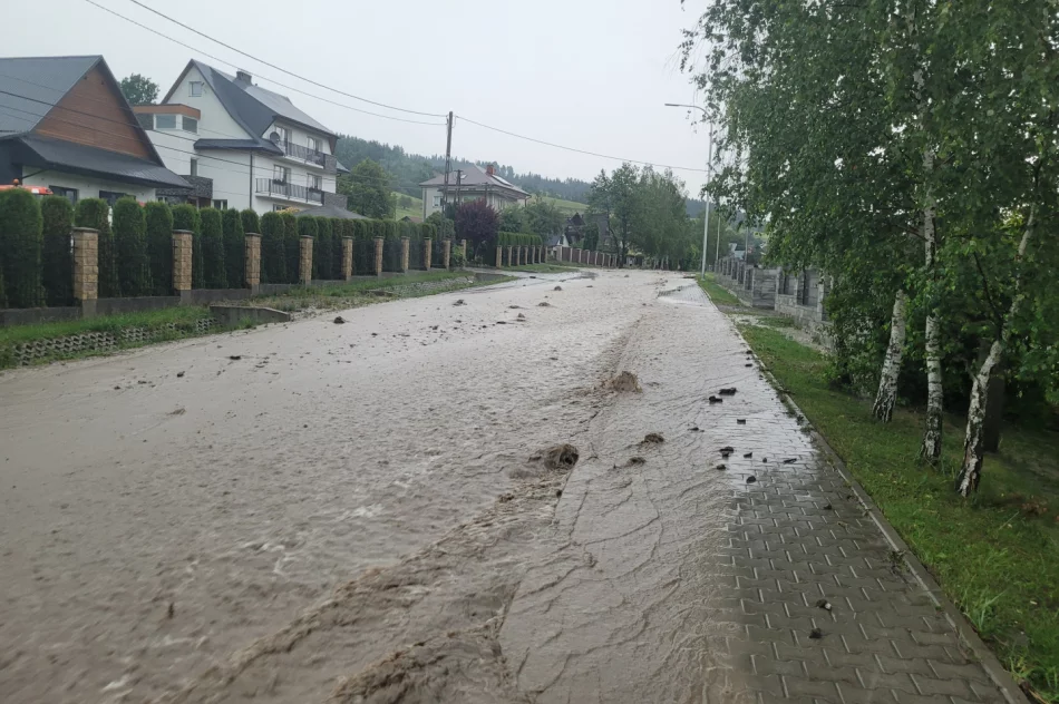 Podtopienia, osunięcia ziemi i podmyty most - skutki gwałtownych burz - zdjęcie 11