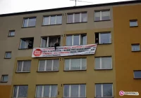 Baner na bloku. Czekają na spotkanie - zdjęcie główne