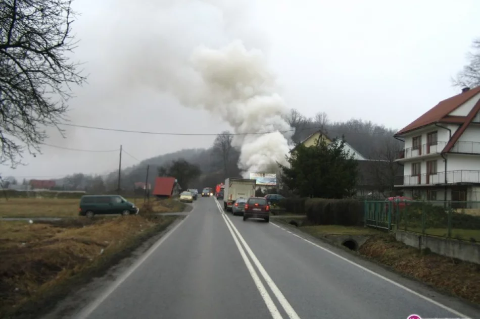 Pożar budynku sklepu - zdjęcie 2