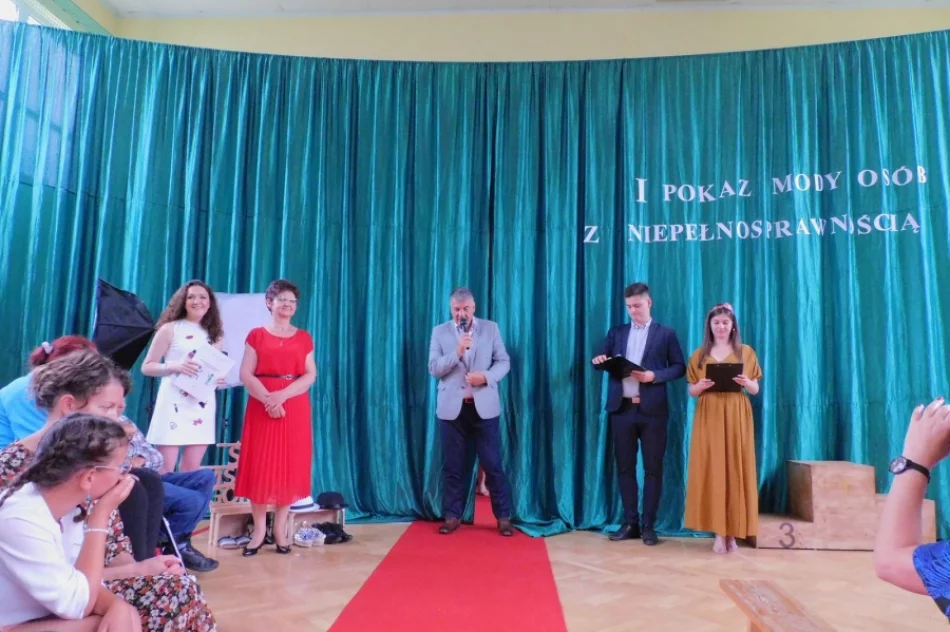 Pierwszy pokaz mody osób z niepełnosprawnościami - zdjęcie 11