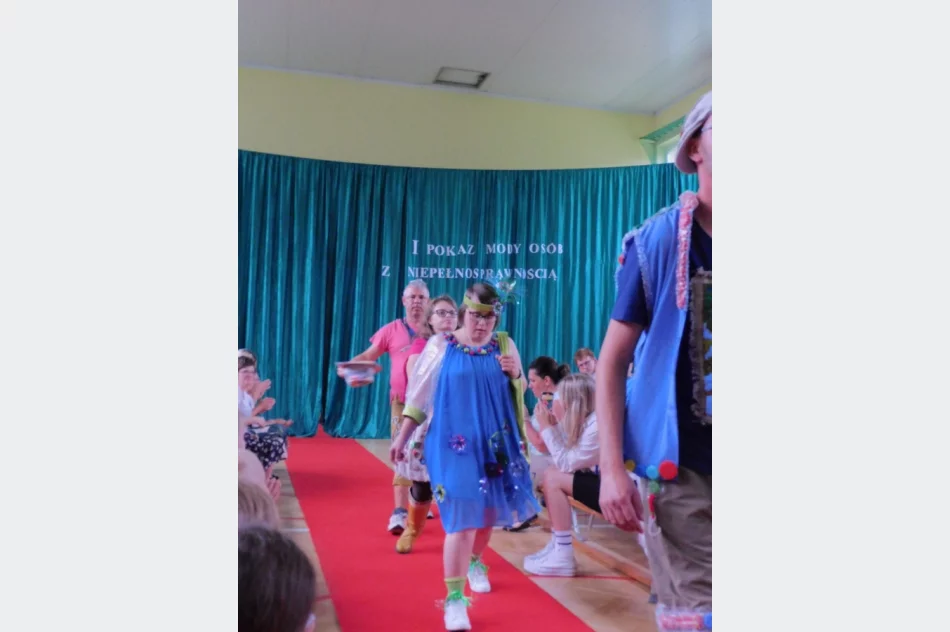 Pierwszy pokaz mody osób z niepełnosprawnościami - zdjęcie 15