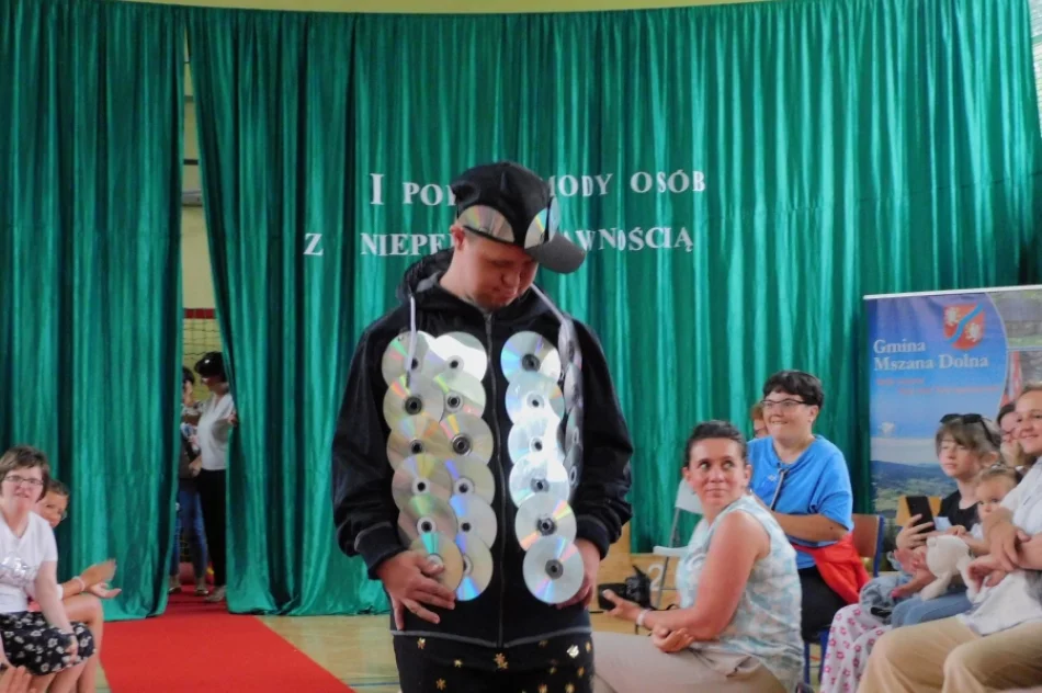 Pierwszy pokaz mody osób z niepełnosprawnościami - zdjęcie 20