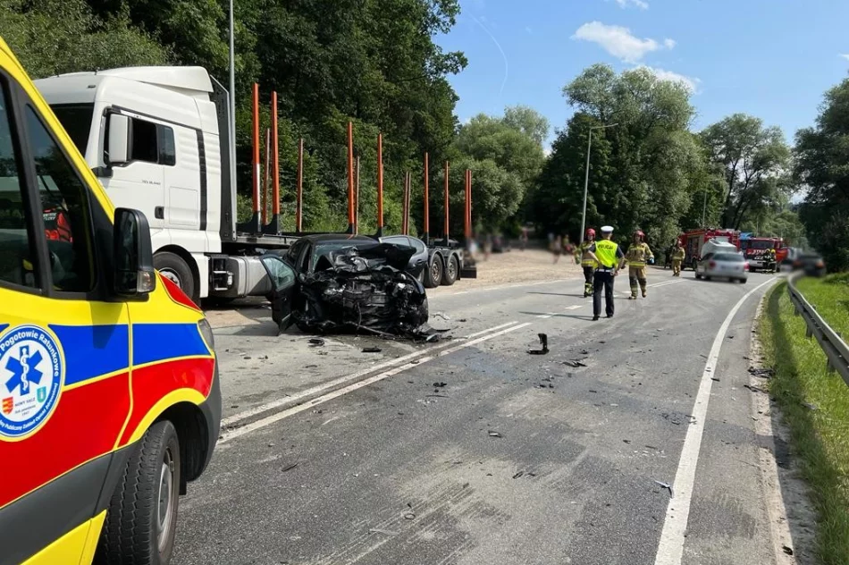 Wypadek na ulicy Lwowskiej. Są osoby poszkodowane - zdjęcie 3