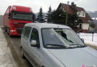 Lód spadł z TIR'a i wpadł do peugeota - zdjęcie główne