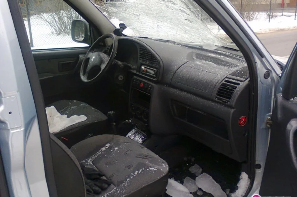 Lód spadł z TIR'a i wpadł do peugeota - zdjęcie 2