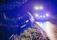 Samochód wypadł z jezdni. 19-latka pouczona - zdjęcie główne