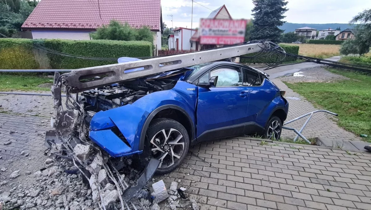 Nowy Sącz: samochód uderzył w słup