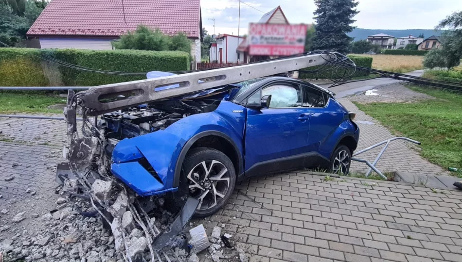 Nowy Sącz: samochód uderzył w słup - zdjęcie 1