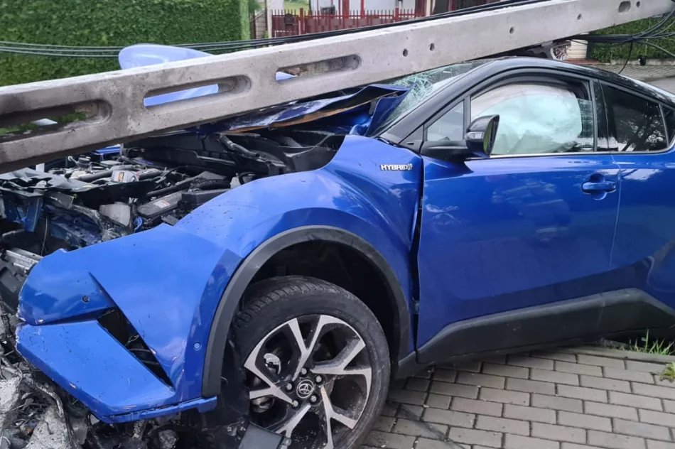 Nowy Sącz: samochód uderzył w słup - zdjęcie 3