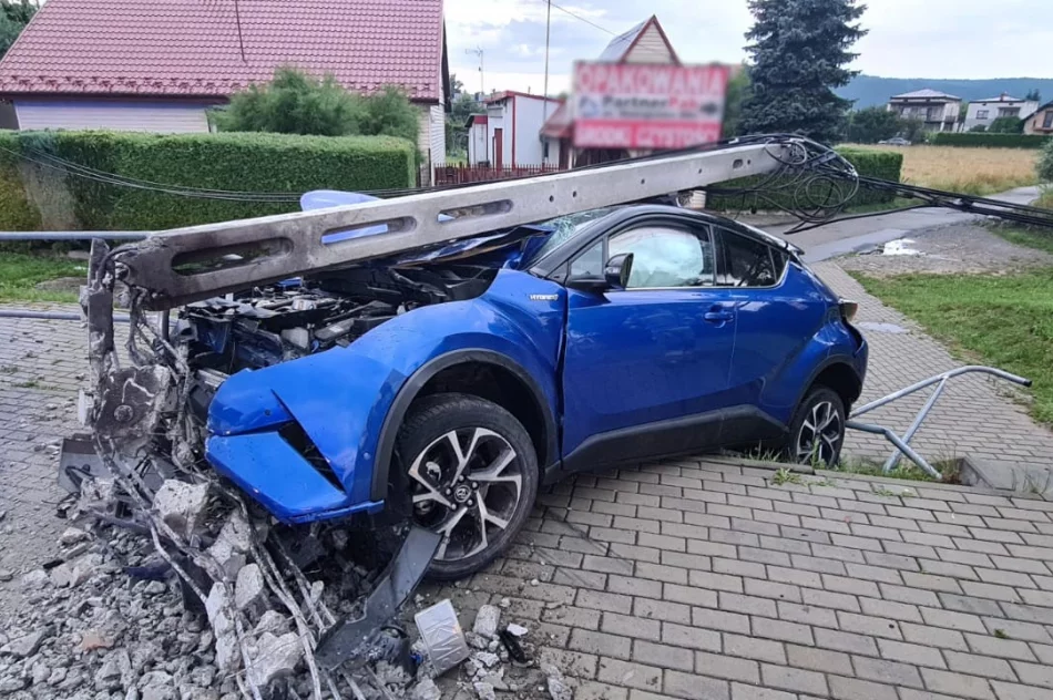 Nowy Sącz: samochód uderzył w słup - zdjęcie 4