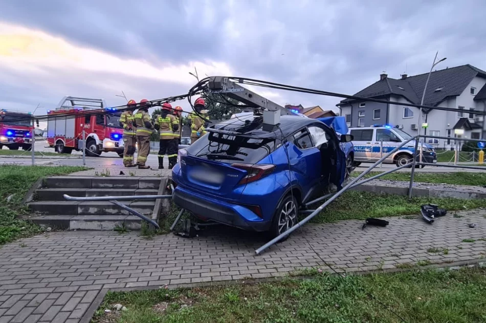 Nowy Sącz: samochód uderzył w słup - zdjęcie 5