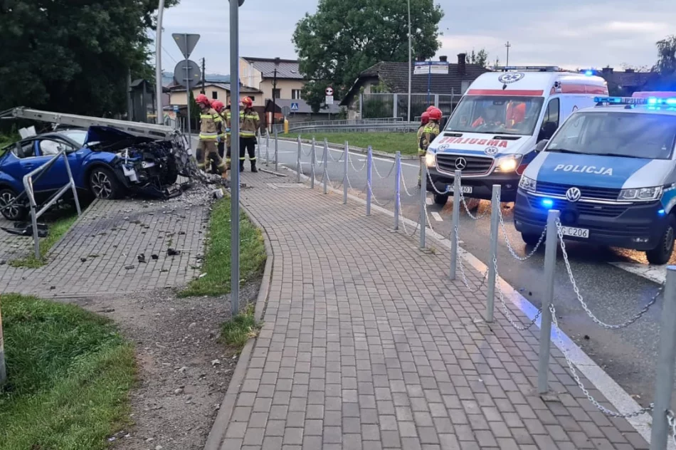 Nowy Sącz: samochód uderzył w słup - zdjęcie 6