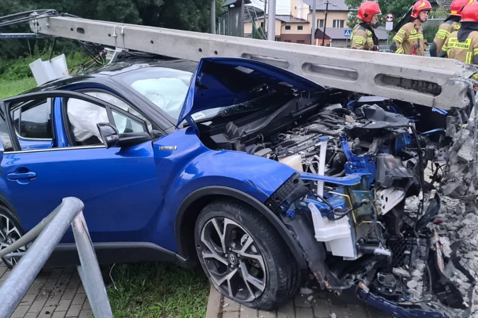 Nowy Sącz: samochód uderzył w słup - zdjęcie 7