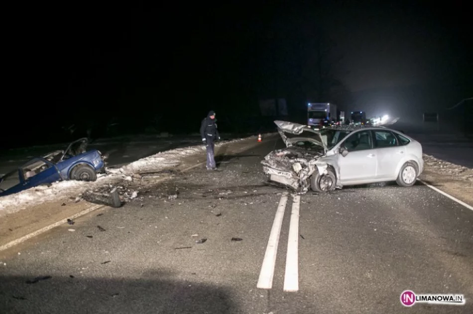 Czołowe zderzenie i blokada drogi - zdjęcie 2
