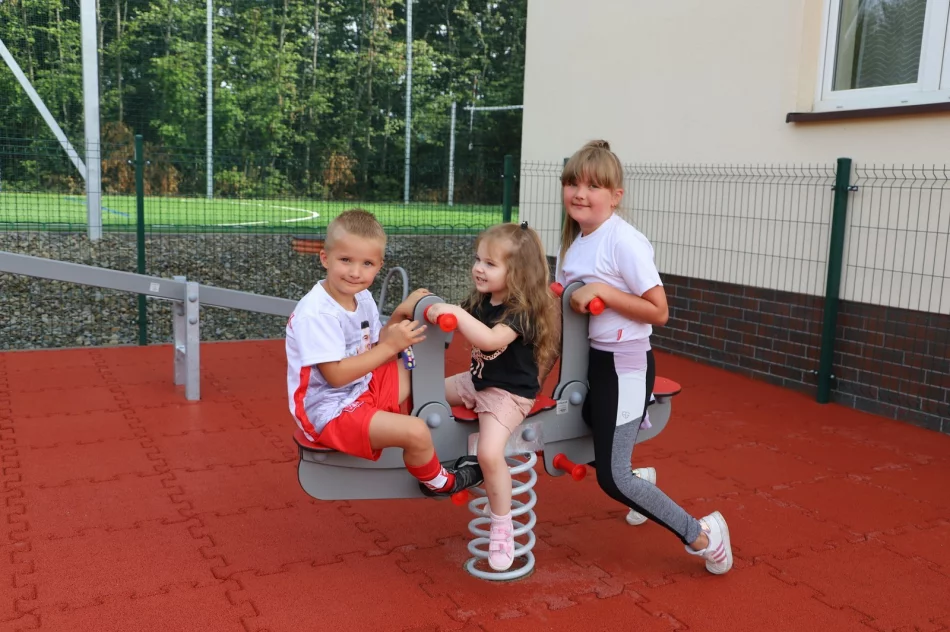 Nowy plac zabaw i zmodernizowane boisko wielofunkcyjne - zdjęcie 7