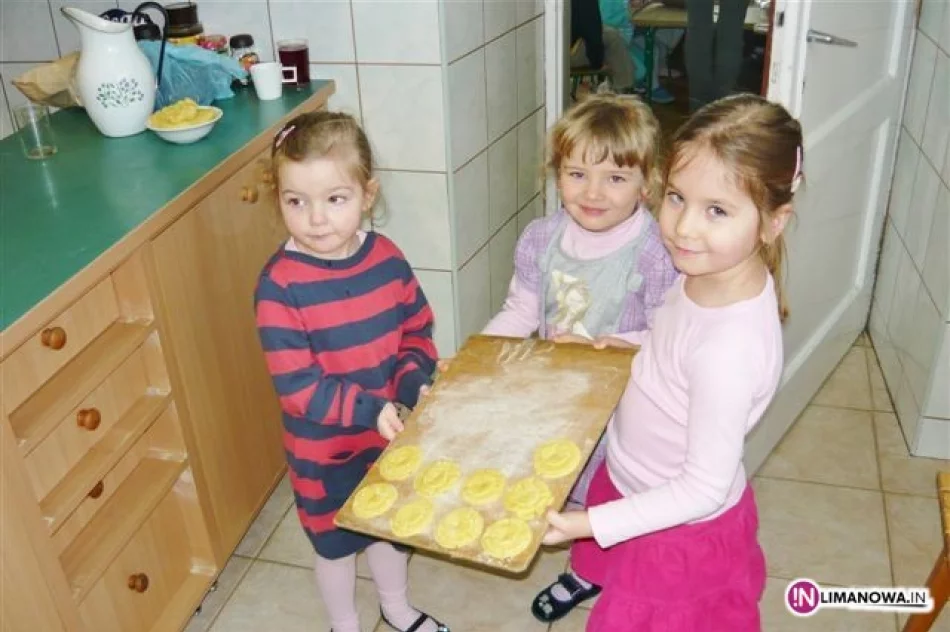 Dzieci przygotowywały faworki i pączki - zdjęcie 2