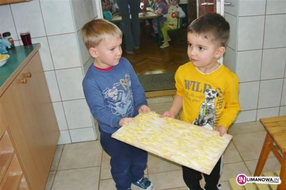 Dzieci przygotowywały faworki i pączki - zdjęcie 3